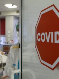 Zdravotníci pečují o covidové pacinety v nemocnici ministerstva vnitra ve Varšavě