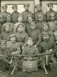 Příslušníci 6. střeleckého pluku Československých legií v Rusku v roce 1917 na snímku ze soukromého archivu Františka Sládka