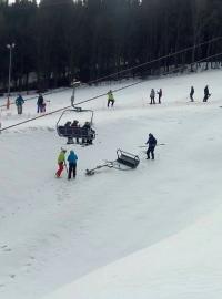 Ve Ski Aréně Karlov spadla sedačka z lanovky i s lyžařem