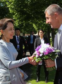 Česko se chystá posílit ekonomickou spolupráci s Barmou. Po jednání s barmskou vůdkyní a státní tajemnicí Republiky Myanmarský svaz Do Aun Schan Su Ťij to v pondělí řekl premiér Andrej Babiš (ANO)