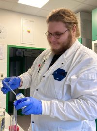 Daniel Pluskal v Loschmidtových laboratořích MU připravuje luciferázu