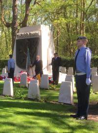 V československé sekci vojenského hřbitova v anglickém Brookwoodu si asi 70 lidí připomnělo konec války.