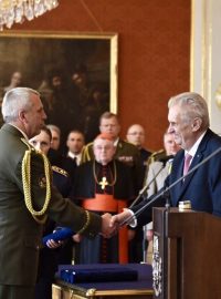 Prezident Miloš Zeman povyšuje Iva Střechu do hodnosti generálmajora.