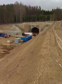 Stavba tunelu Deboreč na Benešovsku. Ražba 660 metrů dlouhého tunelu začala v prosinci 2018 a je součástí přestavby koridorové tratě Sudoměřice-Votice.