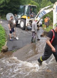 Hasiči odklízí následky zvýšené hladiny řek na Děčínsku