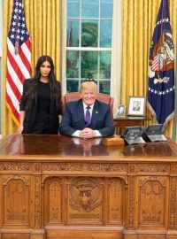 Kim Kardashianová v Bílém domě s Donaldem Trumpem.