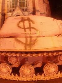 Růžový tank Davida Černého stihl před odvozem poškodit neznámý sprejer.