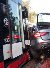 Tramvaj se ve Strašnicích srazila s autem. Vůz vykolejil