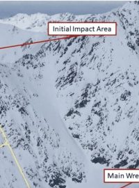 Podle zprávy Národního úřadu pro bezpečnost v dopravě našla jiná helikoptéra trosky vrtulníku okolo 21.30 místního času (neděle 7.30 SELČ), přibližně 500 stop (152 metrů) pod vrcholem hřebenu.