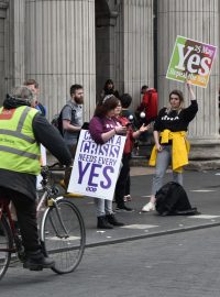 Páteční referendum bude od roku 1983 už páté v pořadí. Už popáté za posledních třicet let se budou Irové rozhodovat, jestli se přístup k interrupcím uvolní nebo ne.