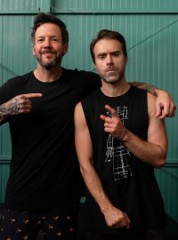 Zpěvák Pierre Bouvier a kytarista Sébastien Lefebvre z hudební skupiny Simple Plan