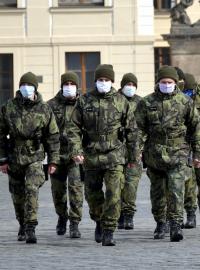 Příslušníci Armády České republiky pochodují na Hradčanském náměstí
