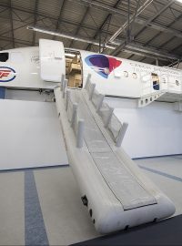 Simulátor Airbusu A320, který slouží pro nácvik evakuace cestujících.