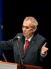 K delegátům v Hradci Králové promluvil také prezident a bývalý předseda strany Miloš Zeman.