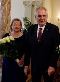 Prezident Miloš Zeman a premiér Andrej Babiš s manželkami zasedli k novoročnímu obědu na zámku v Lánech