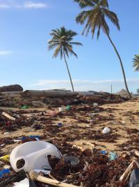Pláže v Santo Domingu zaplavily stovky tun odpadků, hlavně plastů. (Ilustrační snímek)
