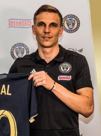 Bořek Dočkal s dresem Philadelphie Union