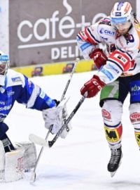 Utkání 34. kola hokejové extraligy: HC Dynamo Pardubice - HC Kometa Brno, 7. ledna 2024, Pardubice. Zleva Lukáš Kaňák z Brna, brankář Jan Kavan z Brna a Lukáš Sedlák z Pardubic.