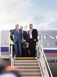 Prezident Miloš Zeman s první dámou Ivanou přiletěli ve středu vpodvečer na Slovensko. Letadlo s nejvyšším českým představitelem přistálo v Popradu nedaleko Štrbského Plesa.