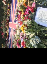 Kresby a květiny, které lidé přinesli před britskou ambasádu ve Washingtonu D.C.