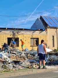 Odklízecí práce pokračují v Mikulčicích v během pondělí 28. června, čtvrtý den po bouři s tornádem, která zasáhla jižní Moravu