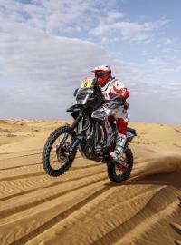 Motocyklový jezdec Paulo Goncalves v průběhu 6. etapy Rallye Dakar 2020