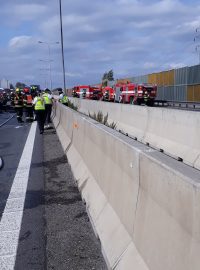 Zásah jihomoravských hasišů u tragické nehody s následným požárem na 189. Km D1. Nejméně 3 lidé zemřeli.