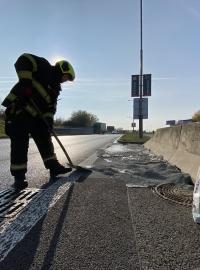 Hasiči zasahují v ulici K Barrandovu