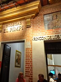 El Pimpi je propojena do dalšího náměstí, takže hoste restauraci často jen projdou