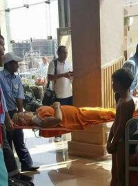 Na fotografii vlevo přenášejí zdravotníci zraněnou turistku z hotelu Zahabia do sanitky.