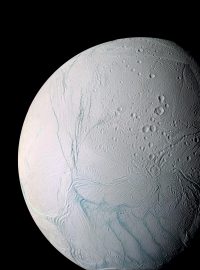 Saturnův ledový měsíc Enceladus.