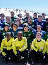 Dva týmy Equal Playing Field tým vytvořily světový rekord pod vrcholem Kilimandžára