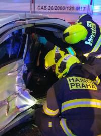 Dopravní nehoda - srážka osobního auta s tramvají - u pražského I. P. Pavlova