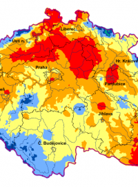 Modelová vlhkost půdy v % VVK ve vrstvě 0 až 20 cm pod trávníkem (stav k 19. 8. 2018)