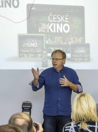 Filmový producent a jeden ze zakladatelů projektu České kino Miloslav Šmídmajer (uprostřed) během tiskové konference ke spuštění platformy. Vpravo herci Hana Vagnerová a Jiří Mádl