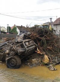 Následky přívalových dešťů pomáhá v Olomouckém kraji odstraňovat 160 hasičů - vyprošťují auta z koryt řek, čistí komunikace a čerpají vodu ze stovek objektů