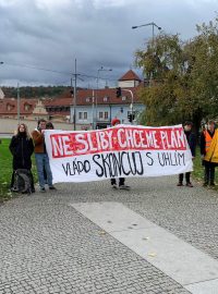 Na společném zahájení třídenní stávky studenti na Klárově hlasitě deklarují, že chtějí co nejrychlejší konec uhlí v Česku