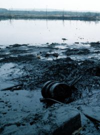 Laguny obsahující odpad při zpracování vyjetých olejů Ostramo Ostrava.