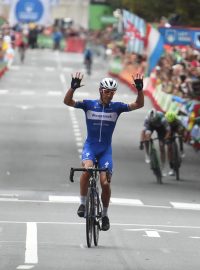 Belgičan Philippe Gilbert projíždí jako první cílem 12. etapy Vuelty. Zvednutými prsty na rukou značí své desáté vítězství na Grand Tour