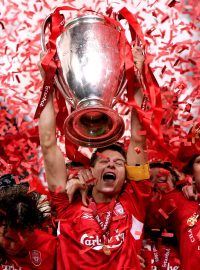 Kapitán Liverpoolu Steven Gerrard zvedá trofej pro vítěze Ligy mistrů