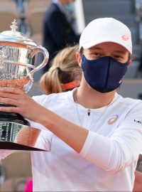 Polská tenistka Iga Šwiateková s trofejí za vítězství na French Open