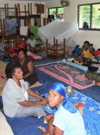 Lidé z Fidži ukrytí před cyklonem Yasa v evakuačním centru