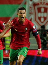 Cristiano Ronaldo slaví gól proti Irsku