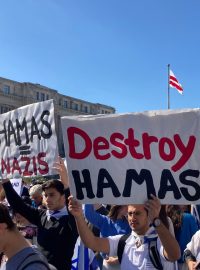 Washington, Freedom Plaza, několik set lidí demonstruje podporu a solidaritu s Izraelem na shromáždění Stand with Israel