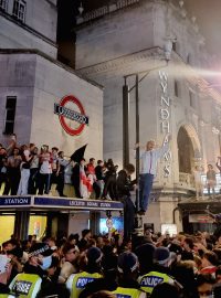 Fanoušci Anglie oslavují vítězství nad Dánskem v londýnských ulicích.