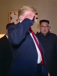 Americký prezident Donald Trump salutuje severokorejskému generálovi