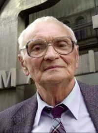 Scénograf Josef Svoboda, průkopník jevištních technologií.