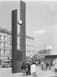 Hodiny u metra stanice Sokolovská (později Florenc), fotografie z listopadu 1985