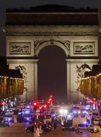 Z pařížské třídy Champs-Élysées byla ve čtvrtek večer ohlášena střelba, při které přišli o život nejméně dva lidé: policista a útočník
