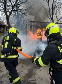 Hasiči Praha při zásahu u požáru stájí na Císařském ostrově v Praze